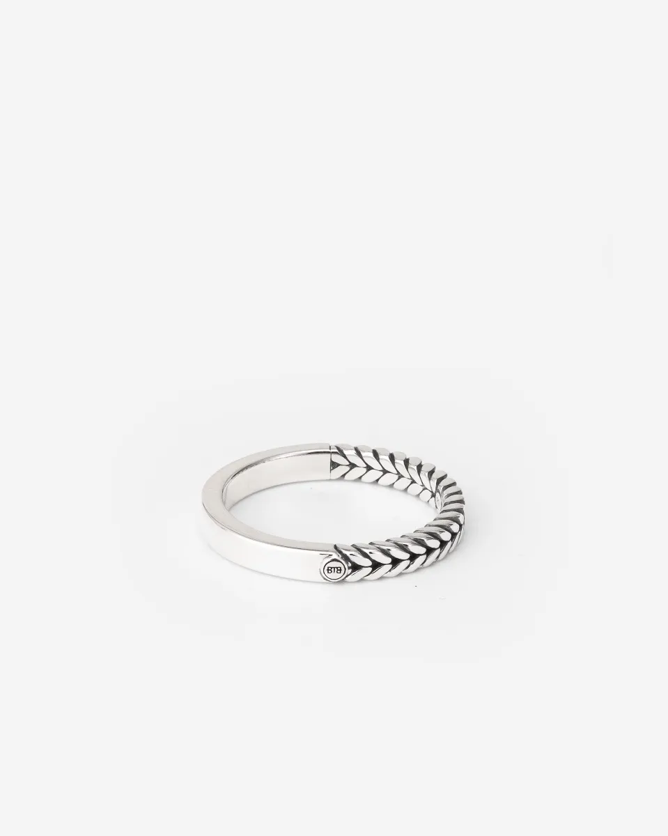 De Barbara Mini Dual Ring is vervaardigd van gerecycled sterling zilver en kenmerkt zich door een gladde zijde en een geweven, iconische Barbara textuur. De Barbara Mini Dual Ring is smaller dan de Barbara Small Dual Ring. De diepte en elegantie van de Barbara weving maken deze ring een tijdloze keuze. Ontworpen in Amsterdam en op duurzame wijze geproduceerd in Zuidoost-Azië. Je koopt onze sieraden niet, maar je geeft ze cadeau. Aan wie geef jij dit sieraad? Jezelf, of iemand in het bijzonder?